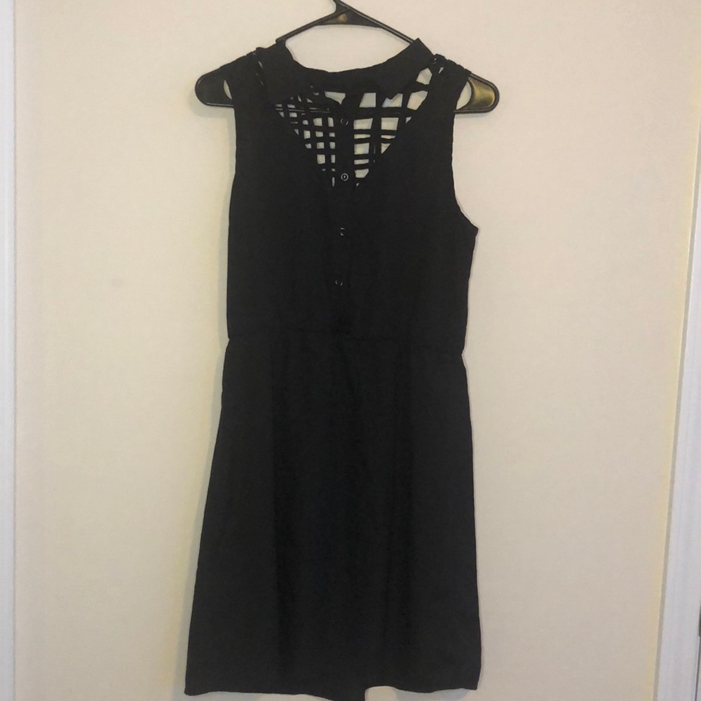 Black sleeveless dress